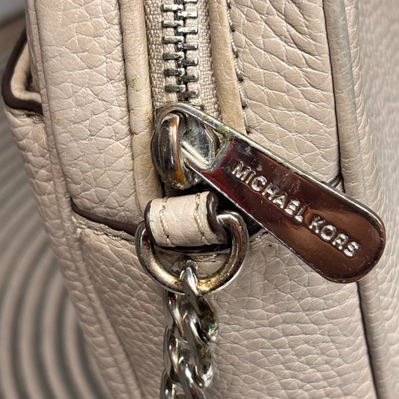 🤍👜Michael Kors Cream Pebbled Leather Crossbody - Picture 9 of 14
